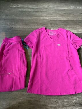 Figs Women's Scrub Set in Fuchsia Pink
